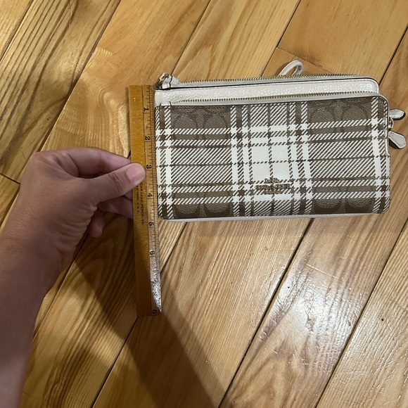 Large authentic Coach wristlet - Picture 4 of 5